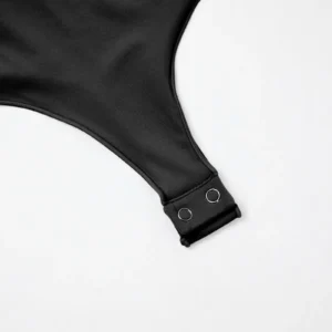 CALIFLO Activewear High-Compression Long Sleeve Crew Cut Bodysuit black Close-up of a bodysuit thong bottom snap-on closure